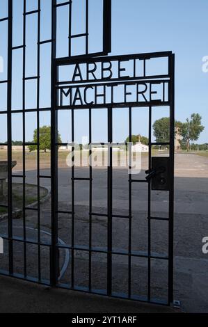 Der Slogan „Arbeit Macht frei“ an einem Eingangstor zur Gedenkstätte und zum Museum Sachsenhausen, Oranienburg. Stockfoto