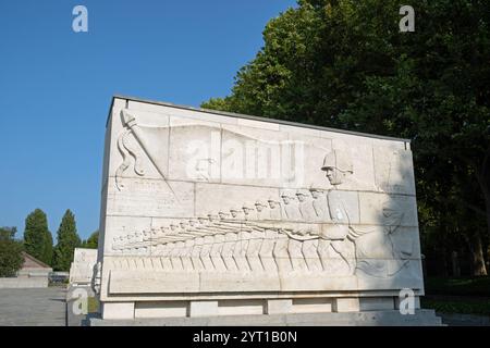 Einer von 16 Sarkophagen mit Reliefschnitzereien einer Kriegsszene. Sowjetisches Kriegsdenkmal, Treptower Park, Berlin, Deutschland. Stockfoto