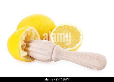 Holzpresse und Zitronen isoliert auf weiß Stockfoto