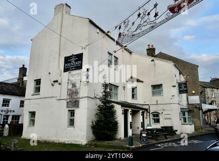 Das Fountain Hotel und die öffentliche Bar, im 17. Jahrhundert als Coaching Inn erbaut. Stockfoto