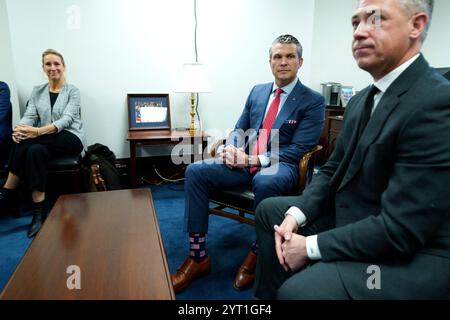 Washington, Usa. Dezember 2024. Der Kandidat des Verteidigungsministers Pete Hegseth trifft sich am 5. Dezember 2024 mit dem designierten Senator Jim Banks (R-IN) auf dem Capitol Hill in Washington. Foto: Yuri Gripas/ABACAPRESS. COM Credit: Abaca Press/Alamy Live News Stockfoto