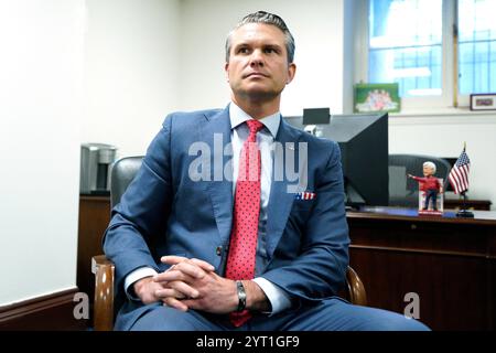 Washington, Usa. Dezember 2024. Der Kandidat des Verteidigungsministers Pete Hegseth trifft sich am 5. Dezember 2024 mit dem designierten Senator Jim Banks (R-IN) auf dem Capitol Hill in Washington. Foto: Yuri Gripas/ABACAPRESS. COM Credit: Abaca Press/Alamy Live News Stockfoto