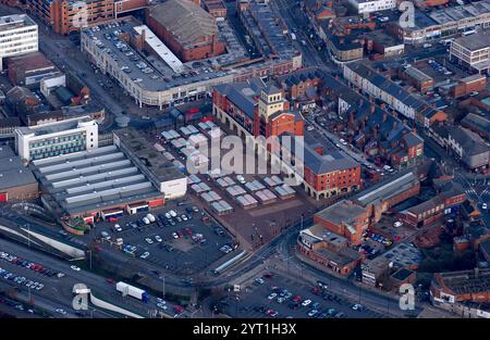 Ein Blick aus der Vogelperspektive auf die Stadt Wolverhampton mit ihrem neuen Außenmarkt und den Stadtwohnungen Wolverhampton City Centre Stockfoto