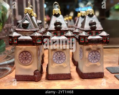 Graz, Österreich-24. Dezember 2023: Weihnachtsglasdekorationen zum Verkauf an einem Schaufenster, dekoratives handgemaltes Ornament für den weihnachtsbaum Stockfoto