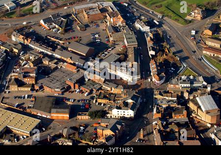 Blick aus der Vogelperspektive auf Mittwochs mit dem Marktplatz und seinem Uhrturm unten rechts. Die Straße, die um den Gipfel führt, ist High Bullen. 2003 Stockfoto