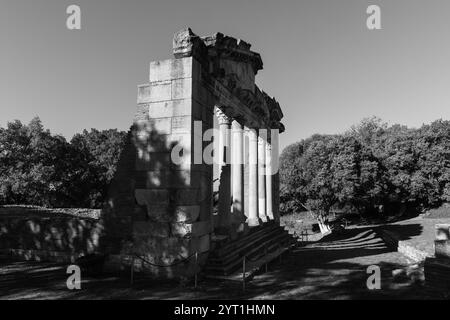 Tympanon des Monuments der Agonothetik, Teil von Bouleuterion-Apollonia, Albanien. Die antike Stadt Apollonia Albanien. Archäologische Stätte von Apollonia. Tr Stockfoto