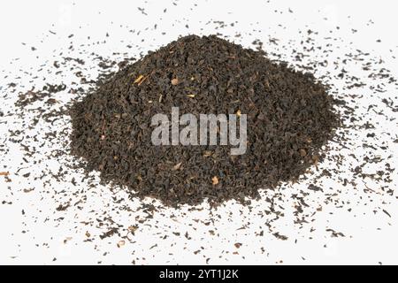 Trocken schwarze Teeblätter auf weißem Hintergrund Stockfoto