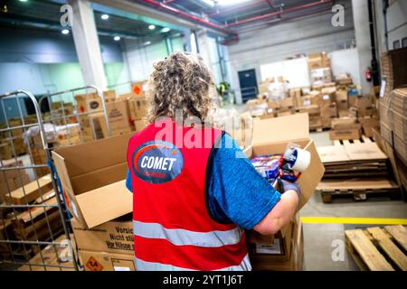 Bremerhaven, Deutschland. Dezember 2024. In den Hallen der pyrotechnischen Firma Comet Feuerwerk werden Feuerwerkskästen verpackt und geladen. Um die Umweltauswirkungen zu verringern, verwendet das Unternehmen für einige Komponenten jetzt biologisch abbaubare Materialien anstelle von Kunststoff. Die Produkte der „Silence Line“ sind auch darauf ausgelegt, auf laute Feuerwerkskörper zu verzichten und sind leiser als herkömmliche Feuerwerkskörper. Quelle: Sina Schuldt/dpa/Alamy Live News Stockfoto
