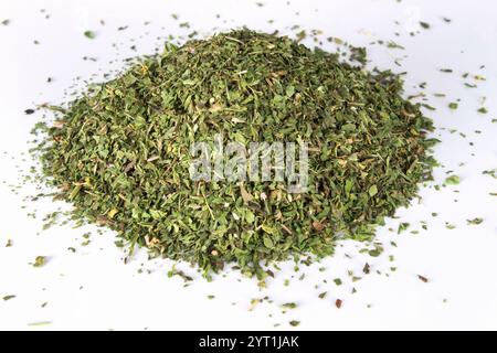 Getrocknete Minzwürze auf weißem Hintergrund. Gemahlenes, trockenes Minzblattpulver. Stockfoto