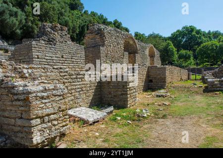 Der Eingang zum römischen Amphitheater aus dem 3. Jahrhundert im Archaeological Park Butrint im Butrint National Park, Südalbanien. UNESCO-Weltkulturerbe Stockfoto