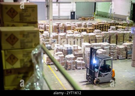 Bremerhaven, Deutschland. Dezember 2024. In den Hallen der pyrotechnischen Firma Comet Feuerwerk werden Feuerwerkskästen verpackt und geladen. Um die Umweltauswirkungen zu verringern, verwendet das Unternehmen für einige Komponenten jetzt biologisch abbaubare Materialien anstelle von Kunststoff. Die Produkte der „Silence Line“ sind auch darauf ausgelegt, auf laute Feuerwerkskörper zu verzichten und sind leiser als herkömmliche Feuerwerkskörper. Quelle: Sina Schuldt/dpa/Alamy Live News Stockfoto