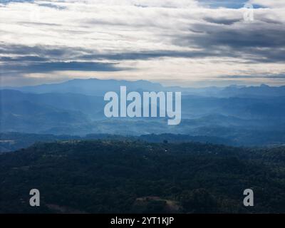 Am Vormittag Nebelhügel Tal Landschaft aus der Vogelperspektive Stockfoto
