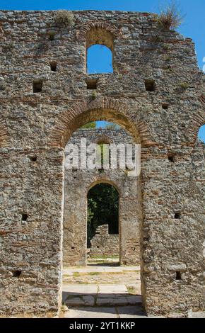 Die große byzantinische Basilika aus dem frühen 6. Jahrhundert im Archaeological Park Butrint, im Butrint Nationalpark, Südalbanien. UNESCO-Weltkulturerbe Stockfoto