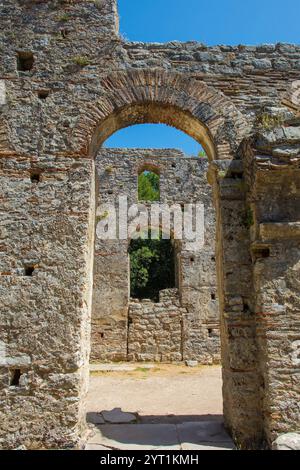 Die große byzantinische Basilika aus dem frühen 6. Jahrhundert im Archaeological Park Butrint, im Butrint Nationalpark, Südalbanien. UNESCO-Weltkulturerbe Stockfoto