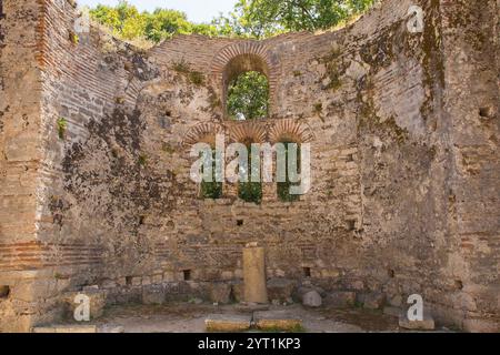 Die große byzantinische Basilika aus dem frühen 6. Jahrhundert im Archaeological Park Butrint, im Butrint Nationalpark, Südalbanien. UNESCO-Weltkulturerbe Stockfoto