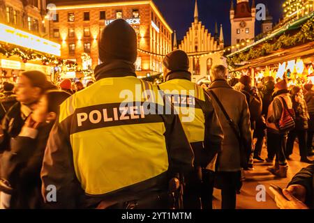 Polizei sorgt für Sicherheit auf dem Münchner Christkindlmarkt, traditioneller Weihnachtsmarkt auf dem Marienplatz, München, 5. Dezember 2024 Deutschland, München, Dezember 2024, Polizististen sorgen für Sicherheit auf dem Münchner Christkindlmarkt, Polizeistreife auf dem Marienplatz, Münchner schlendern bei 3 Grad über den Weihnachtsmarkt, Polizisten sorgen für Sicherheit, Donnerstagnachmittag, Sicherheitskonzept, Weihnachtszeit, Adventszeit, Winter, Bayern, bayerisch, *** Polizei sorgt für Sicherheit auf dem Münchner Weihnachtsmarkt, traditioneller Weihnachtsmarkt am Marienplatz, München, 5. Dezember, Stockfoto