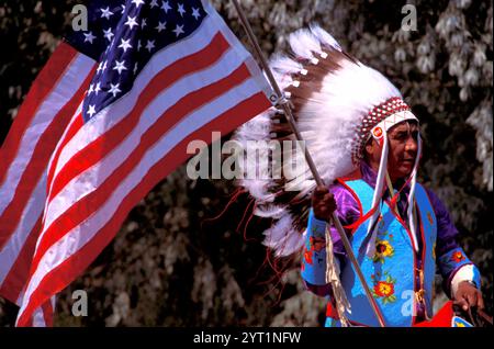 Indianer, Crow Chief mit amerikanischer Flagge, Crow Fair, Crow Agency, Crow Indian Reservation, Montana, USA Stockfoto
