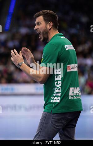 BEN MATSCHKE (FRISCH AUF! Goeppingen, Trainer) Geste, gestikuliert, gibt Anweisungen, Aktion TVB Stuttgart (TVB) vs. FRISCH AUF! Goeppingen (FAG), Handball, Maenner, Daikin 1. Handball-Bundesliga (HBL), 14. Spieltag, Spielzeit 2024/2025, 05.12.2024 Foto: Eibner-Pressefoto/Oliver Schmidt Stockfoto