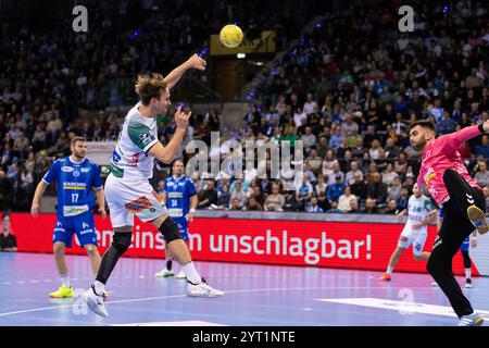 ANDREAS FLODMAN (FRISCH AUF! Goeppingen, #09) erzielt ein Tor, Aktion, Torwurf gegen Miljan VUJOVIC (TVB Stuttgart, #16) TVB Stuttgart (TVB) vs. FRISCH AUF! Goeppingen (FAG), Handball, Maenner, Daikin 1. Handball-Bundesliga (HBL), 14. Spieltag, Spielzeit 2024/2025, 05.12.2024 Foto: Eibner-Pressefoto/Oliver Schmidt Stockfoto