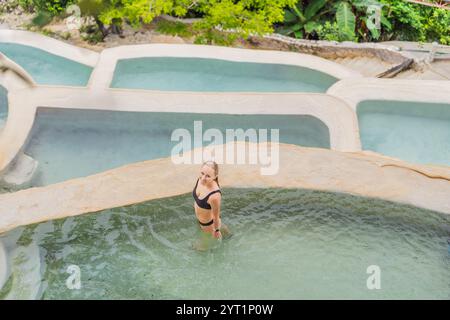 Weibliche Touristen in den heißen Quellen von Grutas Tolantongo, Mexiko. Abenteuer, Entspannung und natürliches Wellness-Konzept Stockfoto