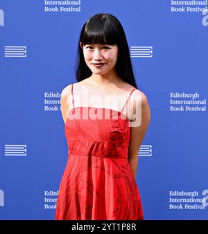 Edinburgh, Schottland, Großbritannien. August 2023 27. Edinburgh International Book Festival zum 40. Geburtstag: Die amerikanische Autorin Rebecca F. Kuang beim offiziellen Fototermin. Quelle: Craig Brown/Alamy Live News Stockfoto