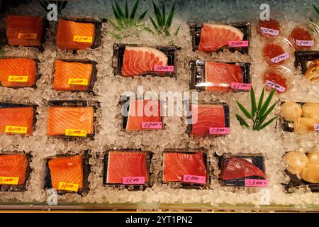 Thunfisch- und Lachsstücke zum Verkauf auf dem Fischmarkt Stockfoto
