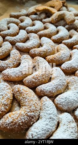 Weihnachtsbäckerei. Classic Vanilla Kipferl, traditionelles Deutsch, Österreich, Schweiz, Tschechisch, kleine slowakische, polnische und ungarische Weihnachtskekse Stockfoto