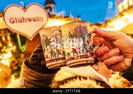 Heißer Glühwein gegen die Kälte, Besucher trinken Glühwein auf dem Christkindlmarkt, Marienplatz, München, Dezember 2024 Deutschland, München, Dezember 2024, Glühwein trinken auf dem Christkindlmarkt, zwei Besucher stoßen mit ihren Tassen an, genießen den heißen Glühwein gegen die Kälte, Glühwein nach Großmutterart, traditioneller Weihnachtsmarkt auf dem Marienplatz, Donnerstagabend, Winter, Bayern, bayerisch, *** Glühwein gegen die Kälte, Besucher trinken Glühwein auf dem Weihnachtsmarkt, Marienplatz, München, Dezember 2024 Deutschland, München, Dezember 2024, trinken Glühwein im Th Stockfoto