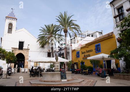 Marbella, Málaga, Spanien - 1. Dezember 2024: Blick auf die Plaza del Santo Cristo mit der Eremitage von Santo Cristo de la Vera Cruz. Stockfoto