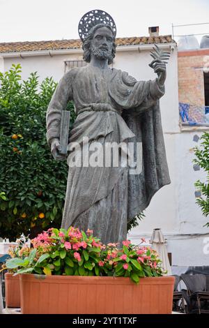 Marbella, Málaga, Spanien - 1. Dezember 2024: Statue von San Bernabé, Schutzpatron von Marbella. Stockfoto