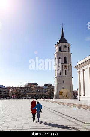 Nettes Paar in einem leeren Zentrum von Vilnius Stockfoto
