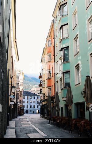 Innsbruck, Österreich - 29. September 2024: Enge Straße im Innsbrucker Historischen Zentrum mit bunten Gebäuden und geschlossenen Cafés Stockfoto