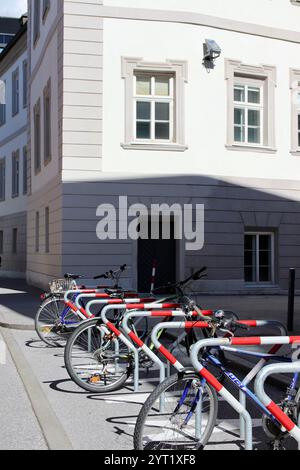 Innsbruck, Österreich - 29. September 2024: Fahrradreihe auf einem modernen Fahrradständer vor einem historischen Gebäude in Europa Stockfoto