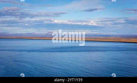 Nordküste Islands Landschaft mit Blick auf den Fjord Skjalfandi (Skjalfandafloi). Stockfoto