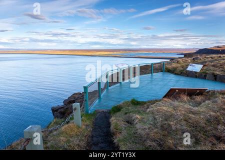 Island, 20.05.22. Aussichtsplattform an der Nordküste Islands mit Blick auf den Fjord Skjalfandi (Skjalfandafloi). Stockfoto