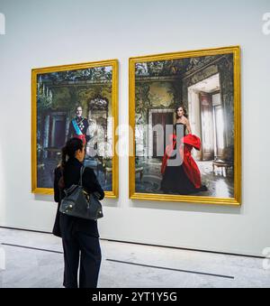 Besucher bewundern königliche Porträts spanischer Könige von Annie Leibovitz in der Banco de España. Madrid, Spanien. Stockfoto