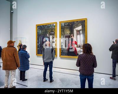 Besucher bewundern königliche Porträts spanischer Könige von Annie Leibovitz in der Banco de España. Madrid, Spanien. Stockfoto