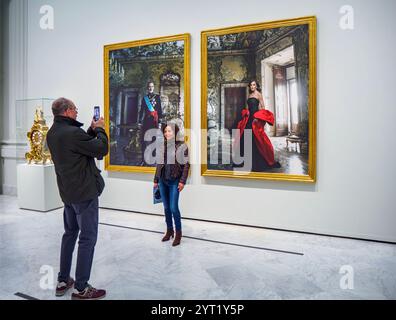 Besucher bewundern königliche Porträts spanischer Könige von Annie Leibovitz in der Banco de España. Madrid, Spanien. Stockfoto