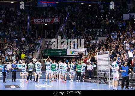 Die Goeppinger Spieler bedanken sich bei den Fans TVB Stuttgart (TVB) vs. FRISCH AUF! Goeppingen (FAG), Handball, Maenner, Daikin 1. Handball-Bundesliga (HBL), 14. Spieltag, Spielzeit 2024/2025, 05.12.2024 Foto: Eibner-Pressefoto/Oliver Schmidt Stockfoto