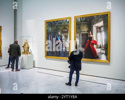 Besucher bewundern königliche Porträts spanischer Könige von Annie Leibovitz in der Banco de España. Madrid, Spanien. Stockfoto