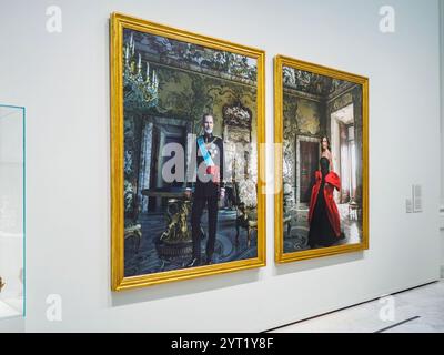 Königliche Porträts spanischer Könige von Annie Leibovitz in der Banco de España. Madrid, Spanien. Stockfoto