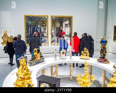 Besucher bewundern königliche Porträts spanischer Könige von Annie Leibovitz in der Banco de España. Madrid, Spanien. Stockfoto