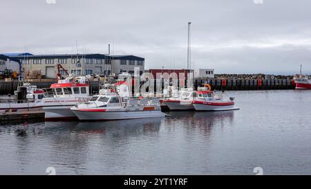 Husavik, Island, 22.05.22. Hafen von Husavik mit Fischerbooten, die am Pier angedockt sind. Stockfoto