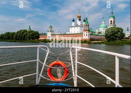 Panorama des Klosters Spaso-Jakowlevski Dimitriev. Blick vom See Nero an einem sonnigen Sommertag. Rostov Veliky, Russland. 13.-18. Jahrhundert. Stockfoto