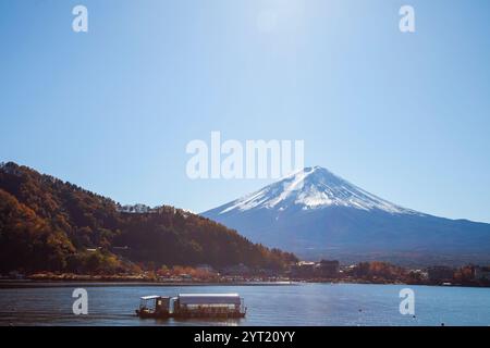 Blick auf den Fuji vom Ufer des Kawaguchi-Sees in der Präfektur Yamanashi, Japan Stockfoto