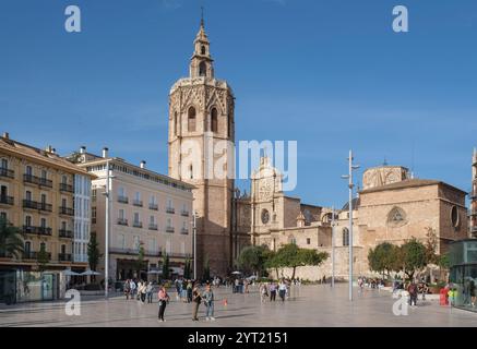 Valencia, Plaza de la Reina mit Blick auf die Kathedrale von Valencia und den Glockenturm Miguelete (Micalet auf Valencianisch) Stockfoto
