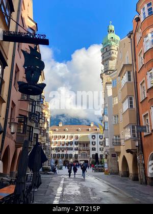 Innsbruck, Österreich - 29. September 2024: Historische Innsbrucker Altstadt mit Goldenem Dachl und Turm, eingerahmt von alpiner Kulisse Stockfoto