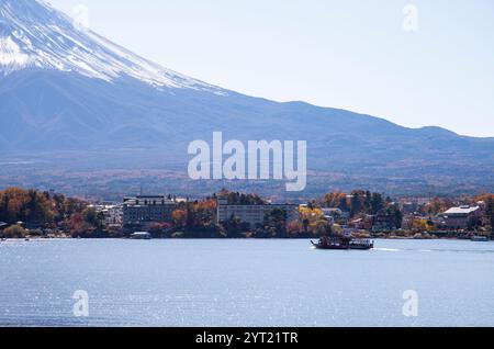 Blick auf den Fuji vom Ufer des Kawaguchi-Sees in der Präfektur Yamanashi, Japan Stockfoto