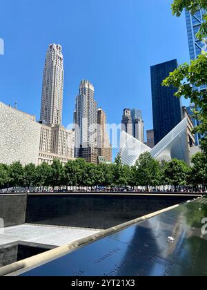 New York, USA - 1. Juni 2024: Skyline von New York City und das National September 11 Memorial an einem hellen Sommertag Stockfoto