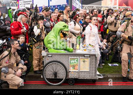 BIRMINGHAM, GROSSBRITANNIEN - 30. NOVEMBER 2024. Eine große Gruppe von Cosplayern, die als Ghostbusters gekleidet waren, bei einem Comic-Concept-Event in Großbritannien Stockfoto